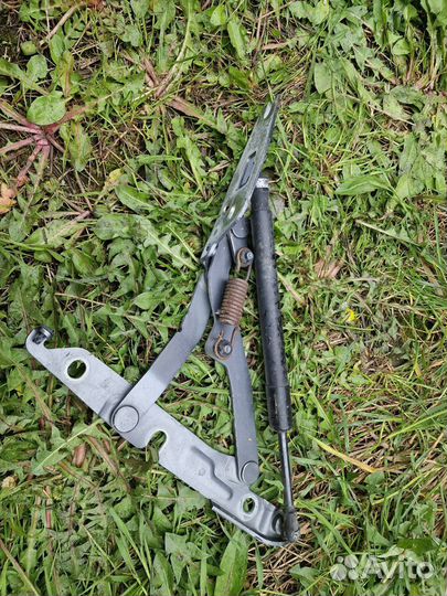 Петля крышки багажника правая Volkswagen Jetta 5