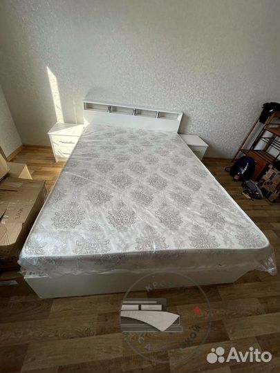 Кровать с матрасом