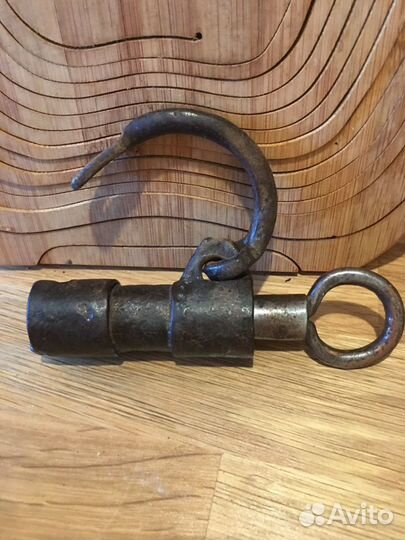 Навесной замок старинный