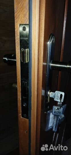 Дверь входная деревянная с коробкой