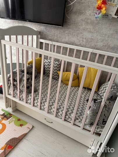 Детская кроватка с маятником и ящиком