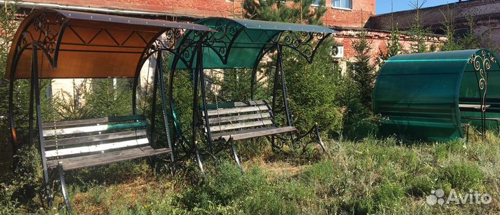 Качели с крышей