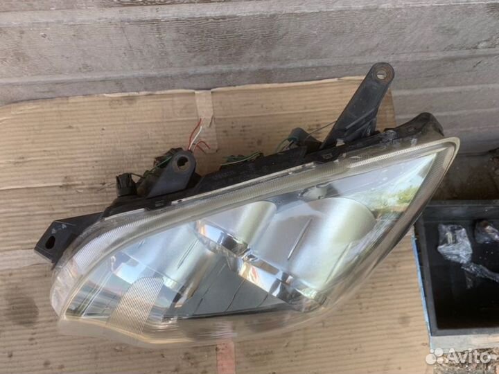 Фара галогеновая передняя левая Toyota Avensis 2