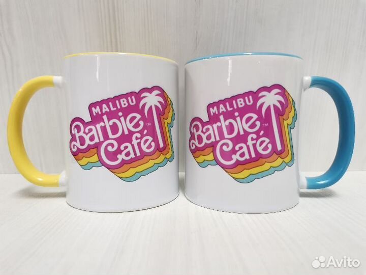 Кружка желтая и голубая, принт Barbie Malibu Cafe