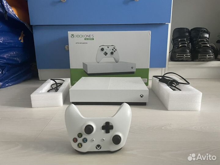 Xbox One s + Minecraft, Fortnite,Sea of thieves