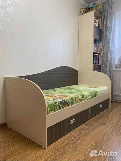 Детская кровать +пенал +стол школьный