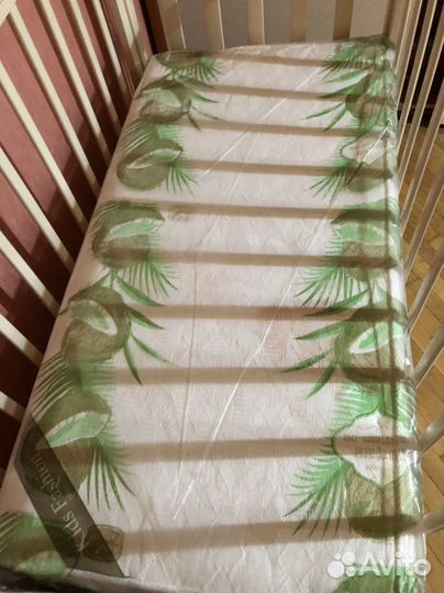 Детская кроватка с продольным маятником