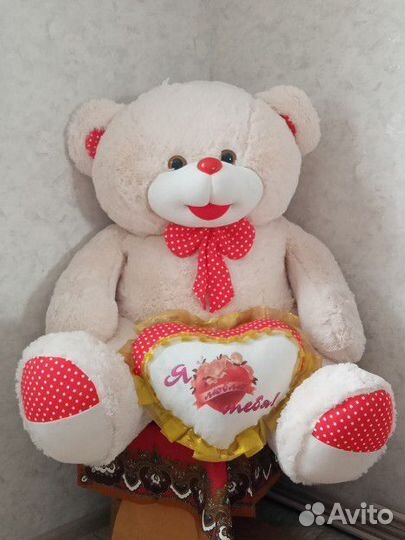 Большой новый плюшевый медведь