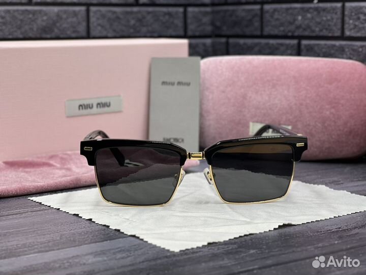 Солнцезащитные очки Miu Miu