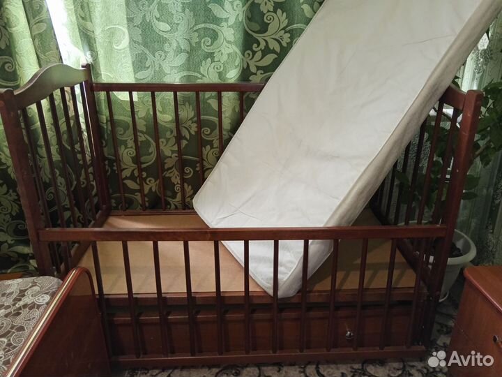 Детская кроватка с маятником