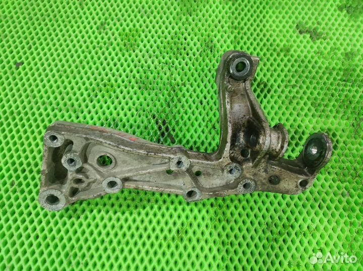 Кронштейн рычага передний правый Golf Plus