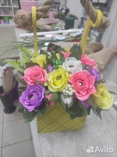 Композиция из цветов с конфетами