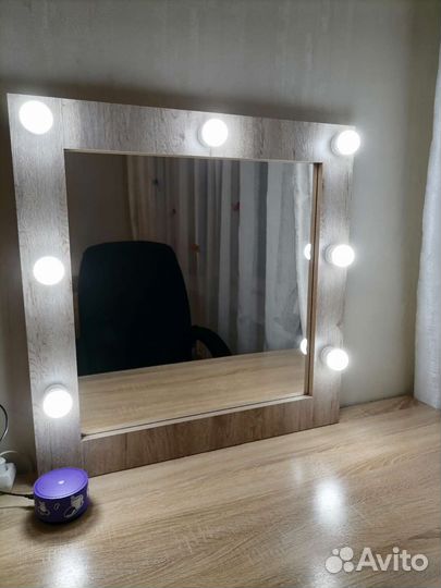 Гримерное зеркало с лампочками