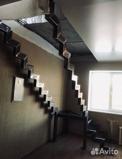 Металлокаркас Лестницы на Ломанном Косоуре в Дом