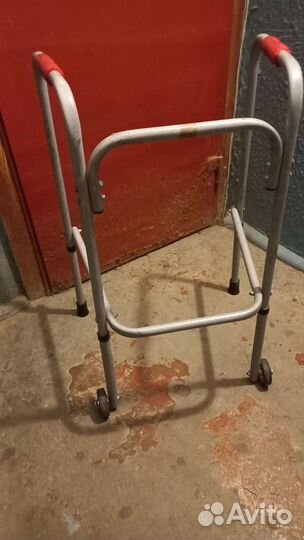 Ходунки для взрослых на колесиках