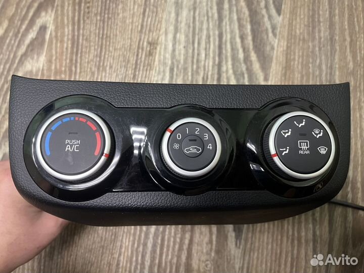 Блок управления отопителем печкой Kia Rio 3