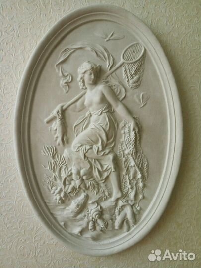 Барельеф Рыбачка