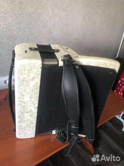 Аккордеон Weltmeister Saphir 4/4