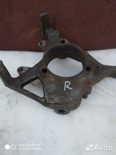 Поворотный кулак правый Jeep Grand Cherokee zj