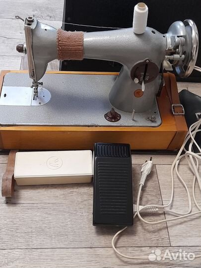 Швейная машинка электрическая б/у