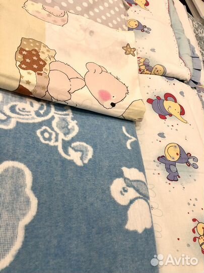 Бортики в кроватку и 3 комплекта постельного