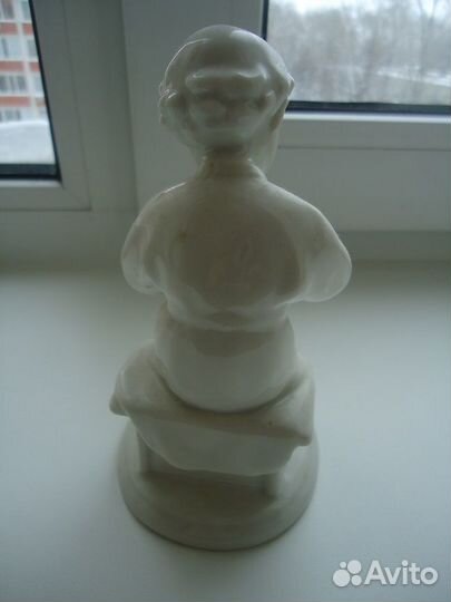 Фарфоровая статуэтка 