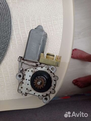 Моторчик стеклоподъемника левый передний w140