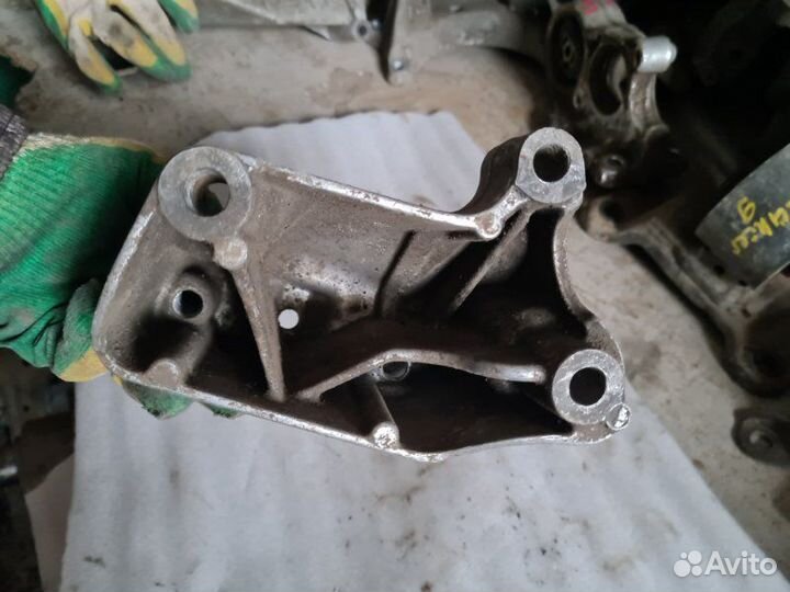 Крепление кпп Volkswagen Touran 1 1.6 2003