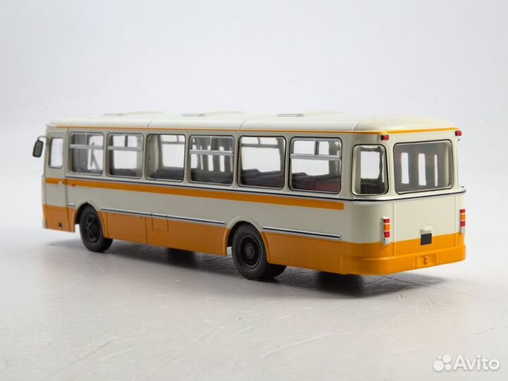 1:43 Масштабная модель Автобус Ликинский-677М, беж