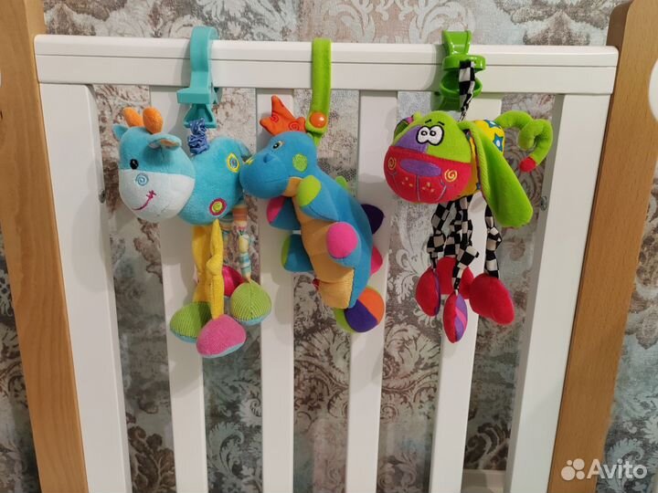 Игрушки на кроватку