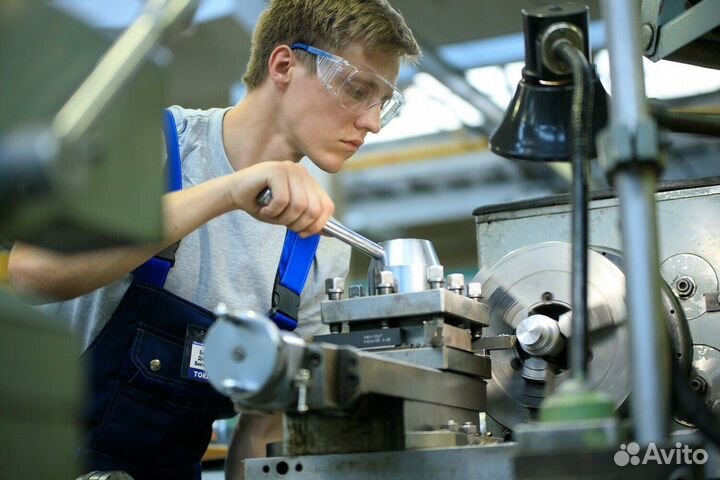 Слесарь инструментальщик на автозавод