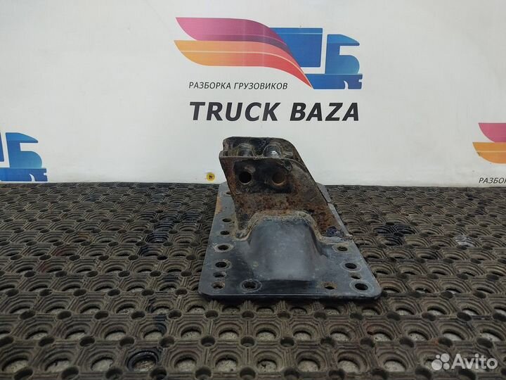 81412055056 Кронштейн траверсы кпп правый