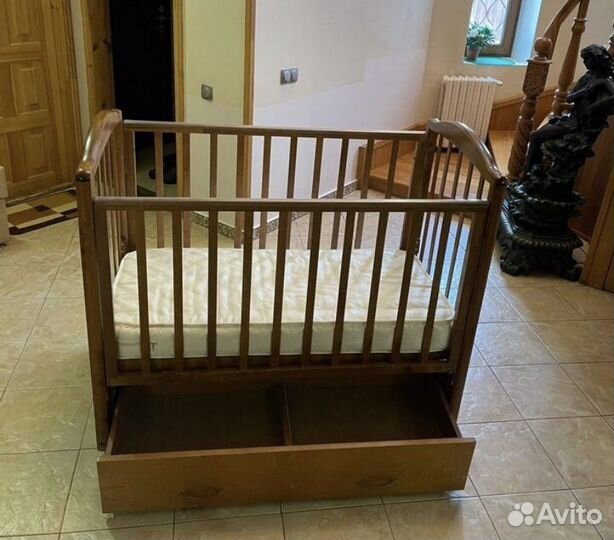 Кроватка детская с маятником