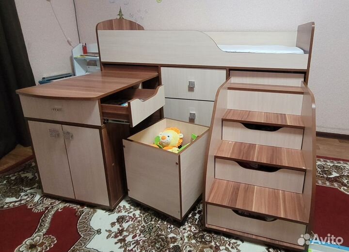 Детская кровать чердак со столом и шкафом