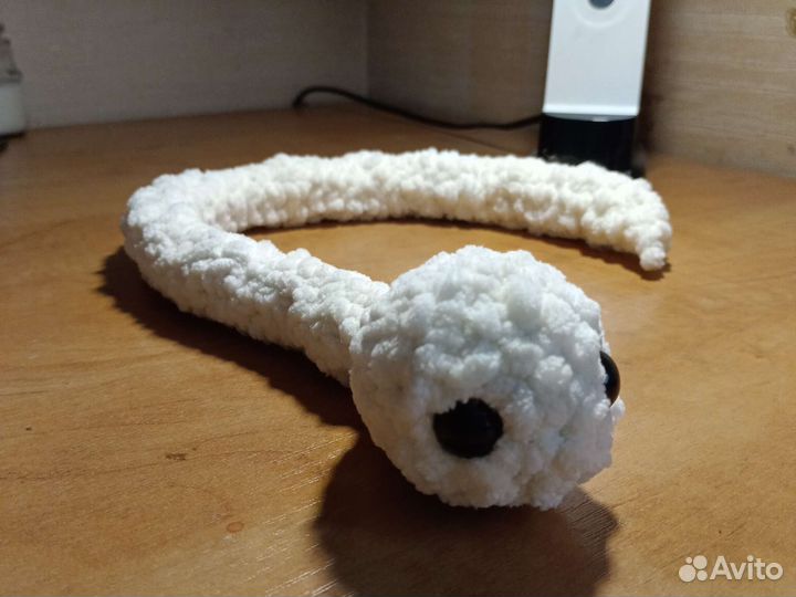 Мягкая вязаная змейка ручной работы