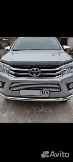 Решетка передняя Toyota Hilux 2015+