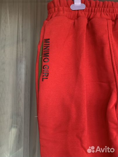 Женский красный спортивный костюм