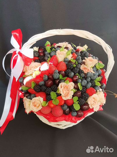 Корзина с ягодами