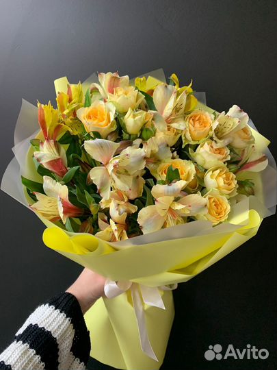 Кустовые розы, альстромерия, букет из роз