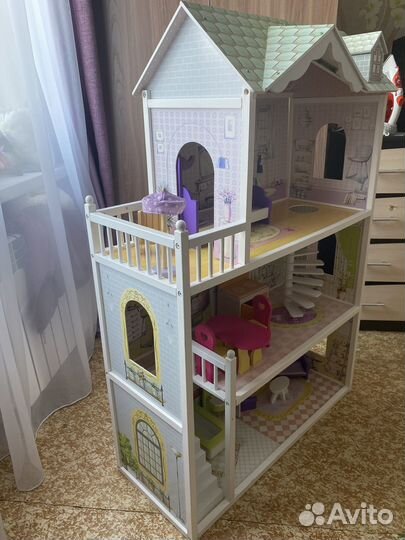 Большой кукольный домик с мебелью