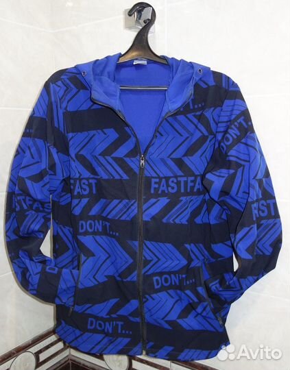 Лёгкая куртка с капюшоном размер XL