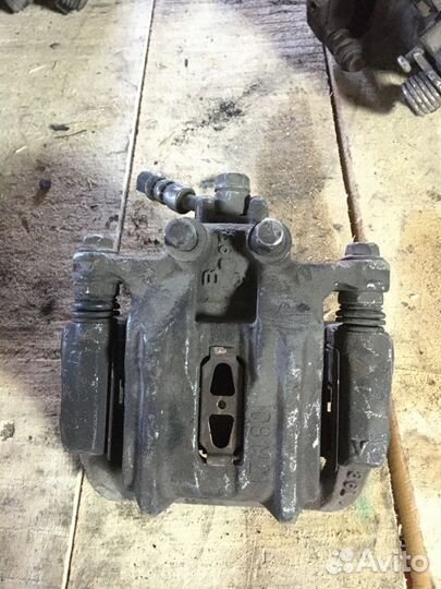 Суппорт тормозной задний левый Honda Accord 8 2.4