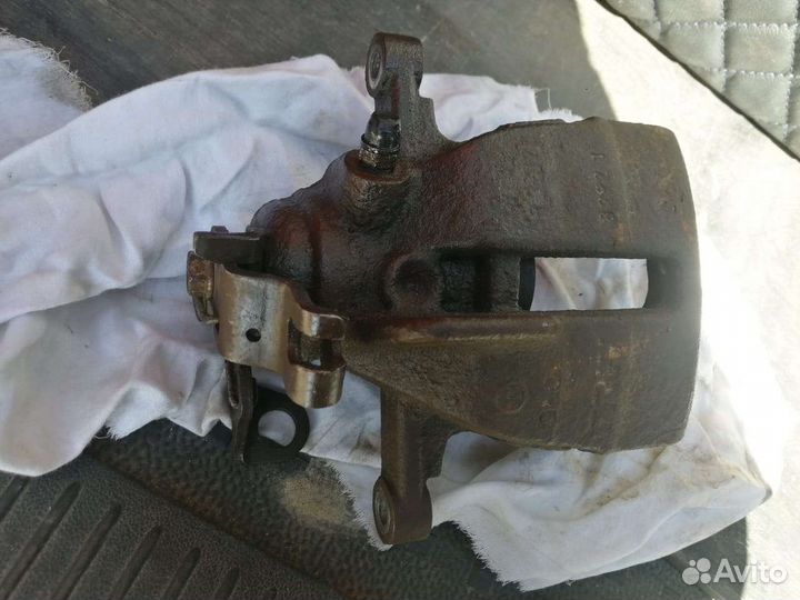 Суппорт задний правый фольксваген т5