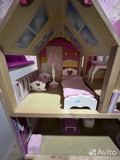 Большой кукольный домик с мебелью