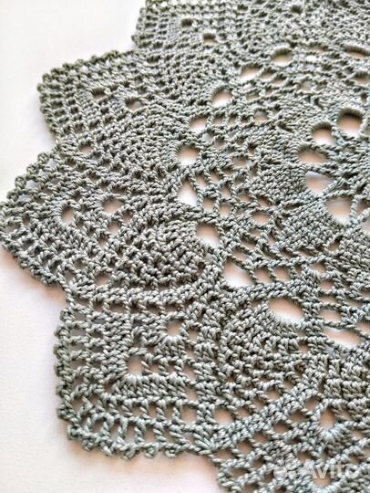 Набор вязаных кружевных салфеток цвета хаки