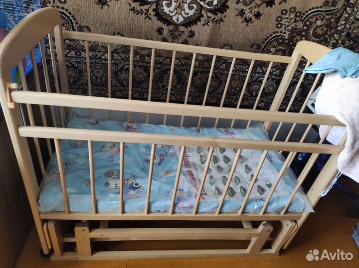 Детская кроватка с маятником