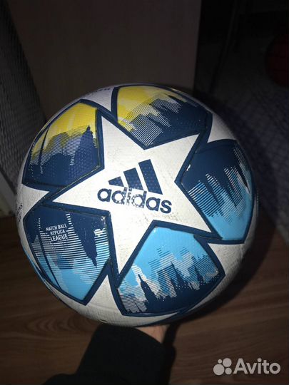 Футбольный мяч adidas