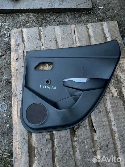 Обшивка двери задняя правая Kia Rio 3