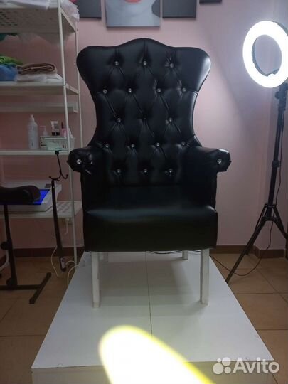 Кожанное кресло педикюрное б/у