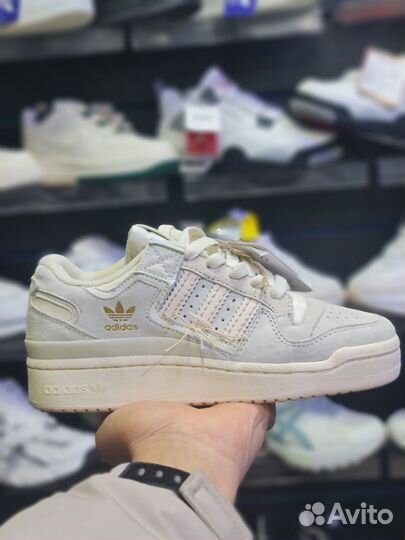 Кроссовки женские